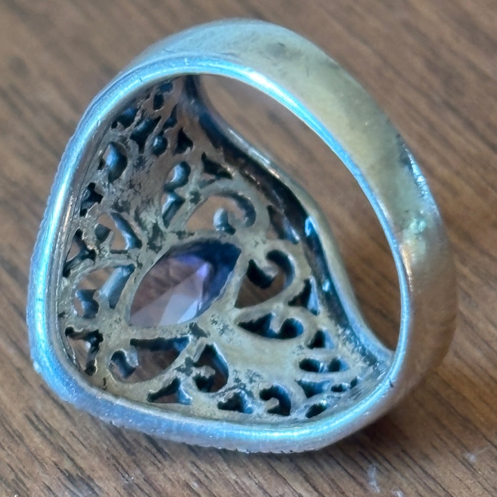 Size 8 ring - Picture 9 of 11